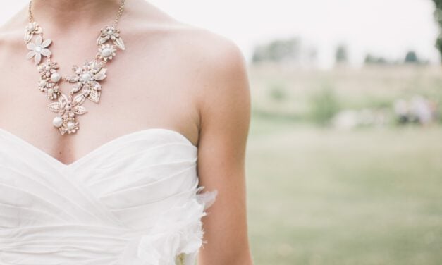 What Jewellery to Wear on a Wedding Day